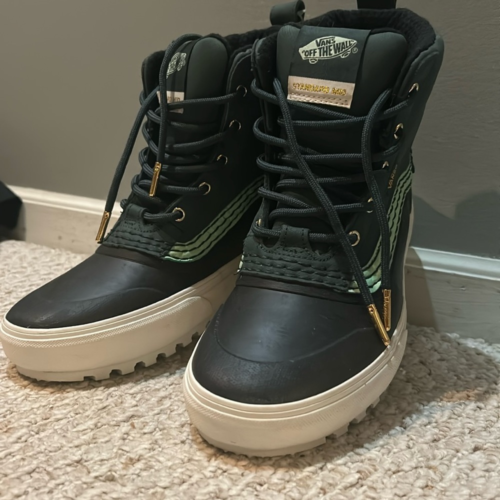 NEW Men’s Std Vans Mid Snow MTE, Green/Black w/ Gold Lace caps, 9.5 NO BOX ‘